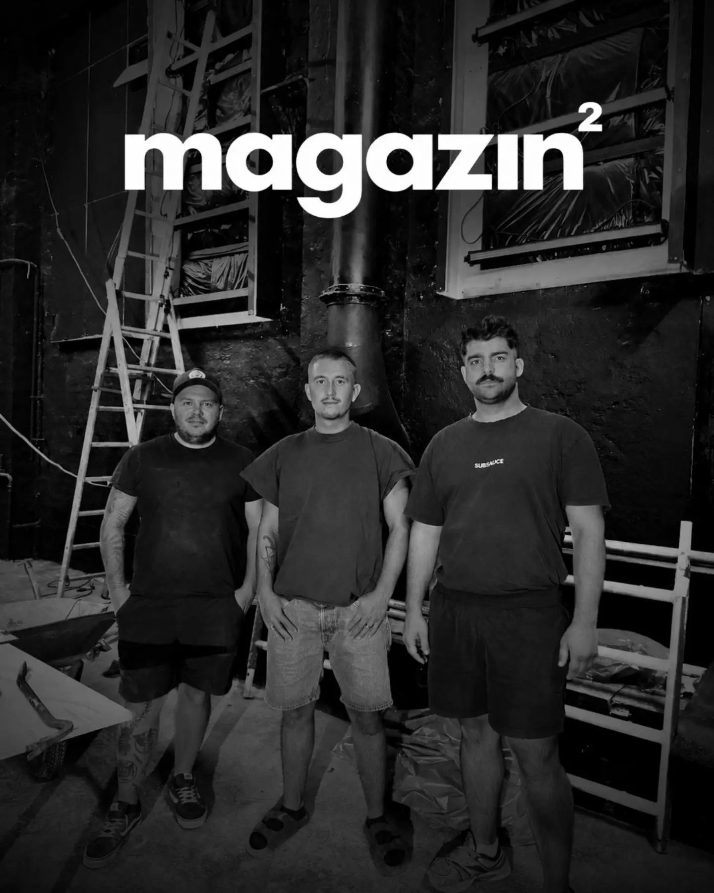 drei der macher von magazin² stehen auf der unfertigen baustelle des clubs – blitzfoto, schwarz-weiß